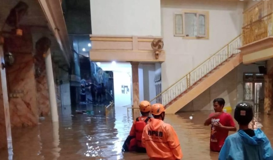 Kondisi rumah Bupati Jember, Hendy Siswanto usai terendam banjir (Foto / Metro TV)