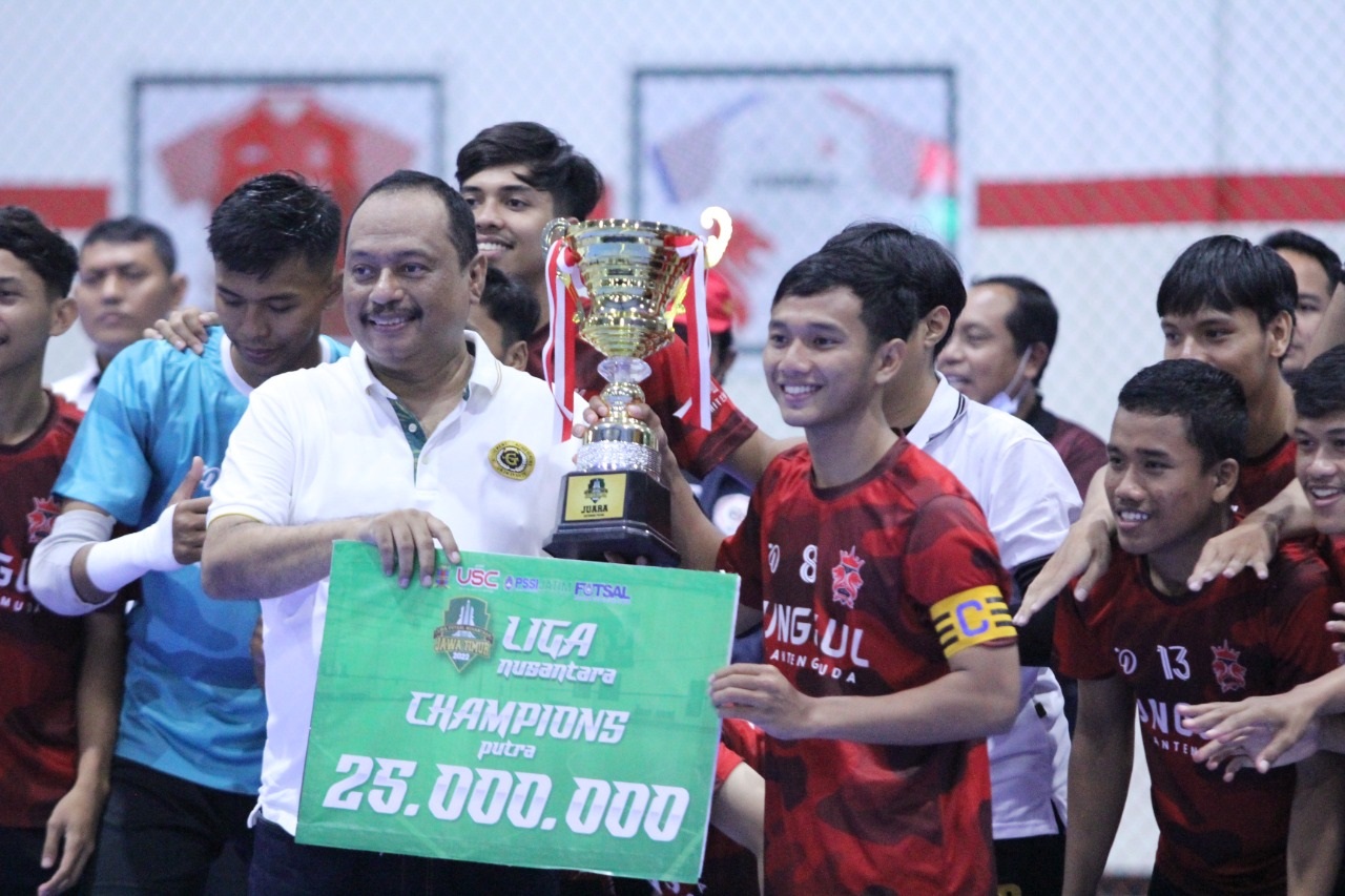 Kapten Tim Banteng Muda Unggul FC menerima piala dan hadiah uang tunai/ist