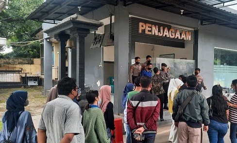 Puluhan korban investasi bodong saat mendatangi Polres Tuban (Foto / Metro TV)