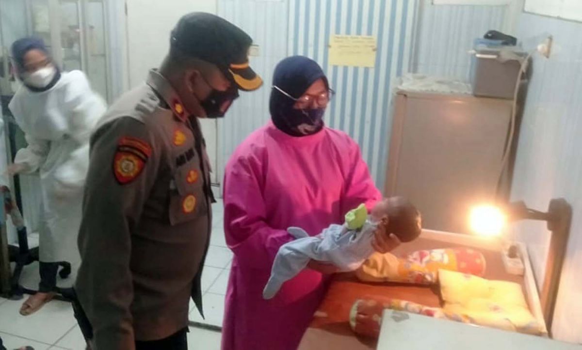 Kapolsek Semampir, Kompol Ari Bayu Aji saat mengecek kondisi bayi laki-laki yang ditemukan warga (Foto / Istimewa)