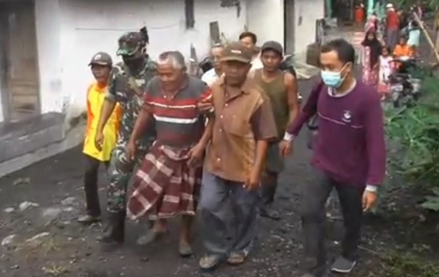 Mencekam! Puting Beliung Terjang Lumajang