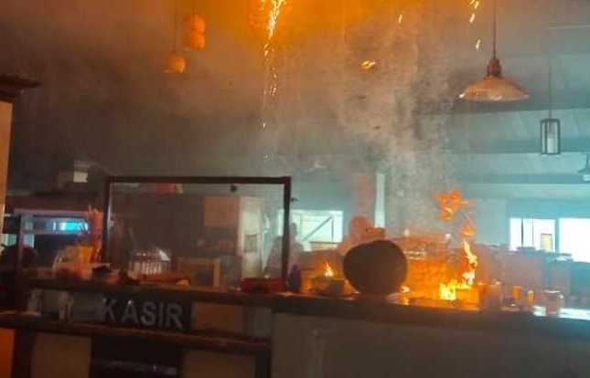 Restoran Soto Ayam Lamongan Cak Har Jalan MERR Surabaya Terbakar