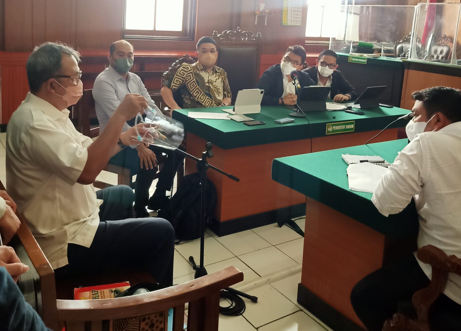 Ahli kedokteran forensik dari Rumah Sakit Umum Daerah Sutomo Surabaya, Dr. Azis, Sp.FM dihadirkan dalam sidang (Foto / Metro TV)