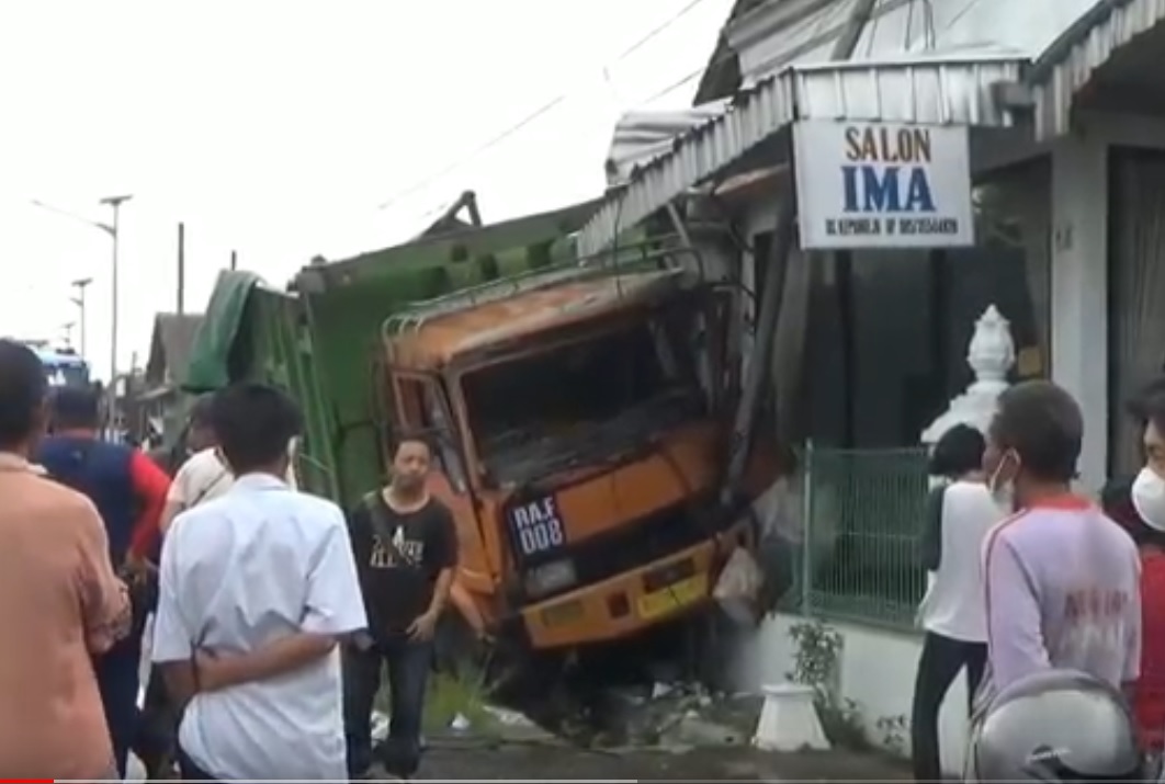 Truk menghantam dua rumah warga di Desa Kepuhrejo, Kecamatan Ngantru, Tulungagung. (metrotv)