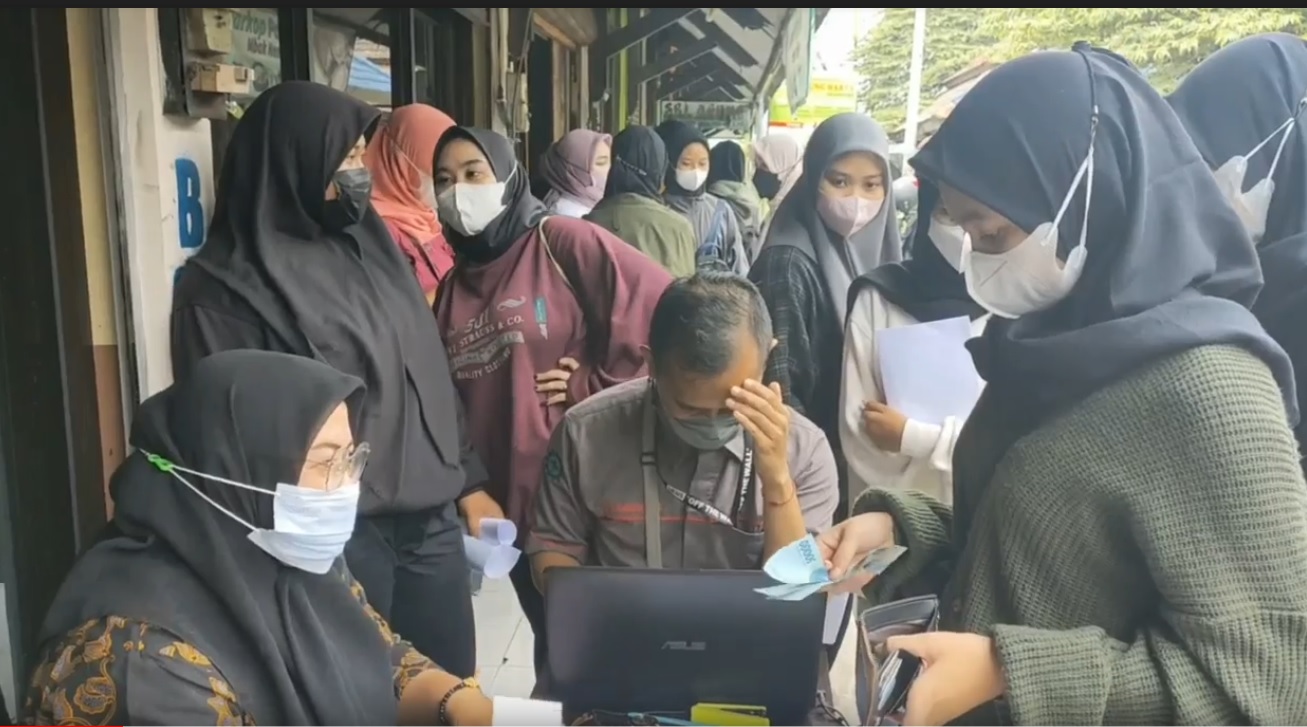 Peserta swab massal di Gresik membayar lebih dari ketentuan pemerintah. (metrotv)