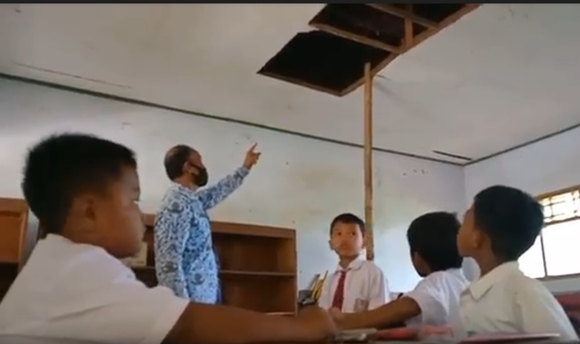 Mengenaskan! Siswa SD di Ponorogo Belajar di Bawah Atap Jebol dan Ruang Kelas Retak