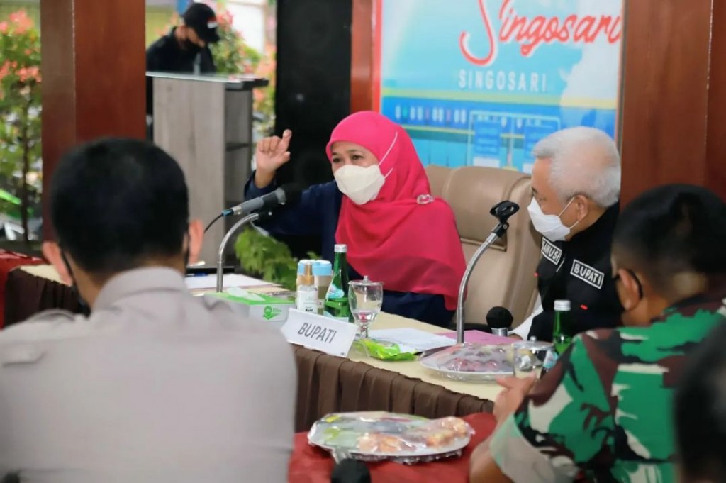  Gubernur Jatim Khofifah Indar Parawansa pada rapat terbatas bersama Forkopimda Kabupaten Malang di Pendopo Kecamatan Singosari, Minggu 16 Januari 2022(Dok. Prokopim Kabupaten Malang) 