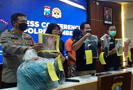 Polisi menunjukkan barang bukti kasus pembunuhan gadis di Jember (Foto / Metro TV)