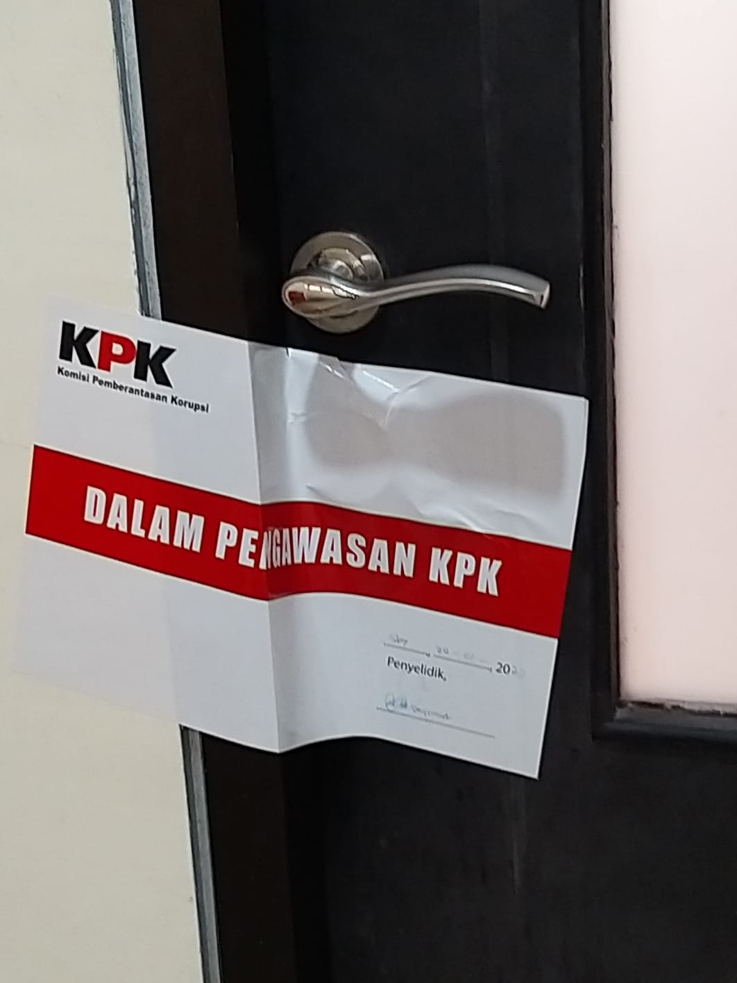 Pintu ruangan Itong Isnaeni Hidayat disegel KPK (Foto / Metro TV)