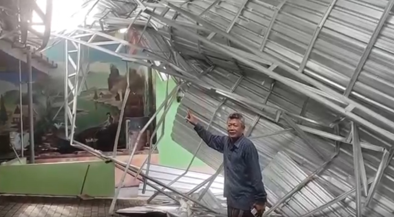 Atap ruko sepanjang 20 meter terbang menimpa rumah warga/ (metrotv)