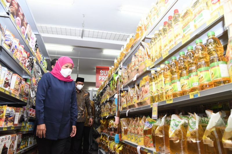  Gubernur Jawa Timur Khofifah Indar Parawansa meninjau tempat penjualan minyak goreng di sejumlah toko ritel di Sidoarjo (Antara Jatim/HO Pemprov Jatim) Gubernur Jawa Timur Khofifah Indar Parawansa meninjau tempat penjualan minyak goreng di sejumlah toko 