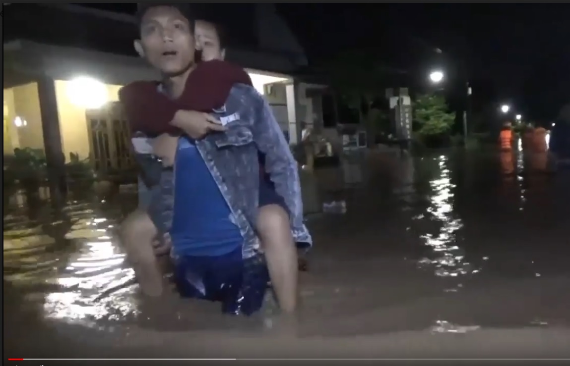 Warga memilih mengungsi akibat banjir yang terus meninggi. (metrotv)