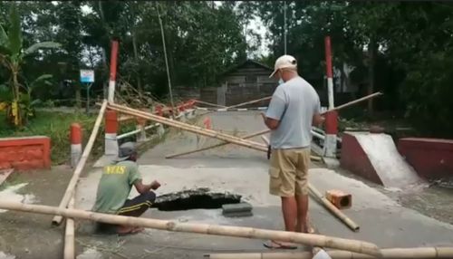 Warga menutup jembatan yang jebol karena membahayakan pengguna jalan. (metrotv)