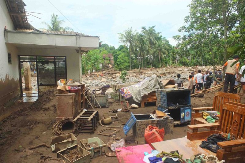 Salah satu rumah warga yang terdampak banjir bandang di Desa Pakis, Kecamatan Panti, Kabupaten Jember, Jumat (21/1/2022). (ANTARA/VJ Hamka Agung)