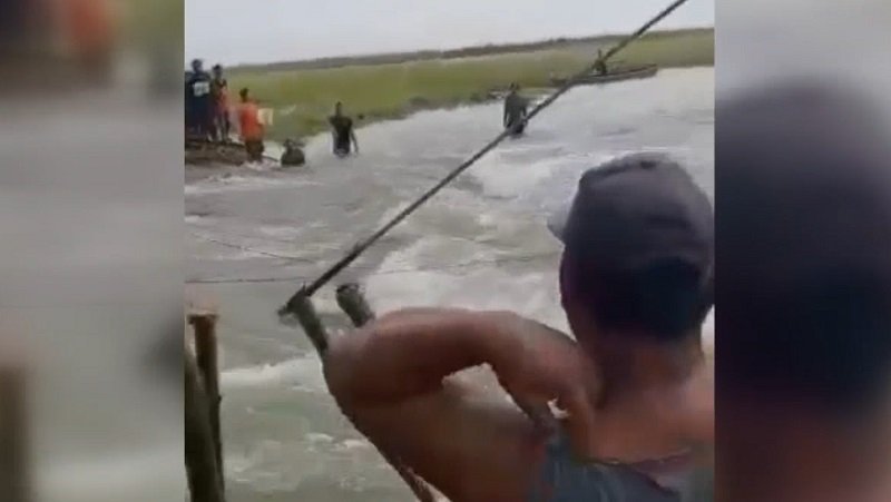 Detik-detik tanggul jebol yang hampir menewaskan salah satu warga (Foto / Metro TV)