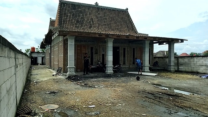 Rumah yang dijadikan tempat penimbunan pupuk digerebek polres Ngawi (Foto / Metro TV)