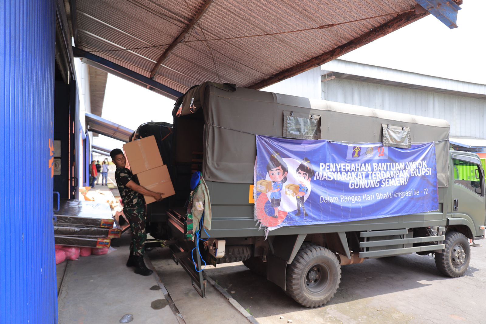 Bantuan logistik dari petugas Imigrasi se Indonesia diserahkan kepada korban erupsi Semeru (Foto / Hum)
