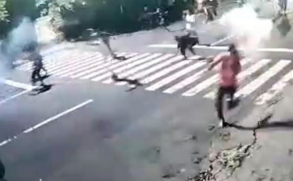 Tawuran Gangster Surabaya, Bawa Sajam hingga Lemparkan Mercon