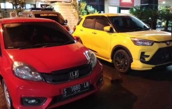 Dua unit mobil hasil penipuan bermodus investasi bodong disita (Foto / Metro TV)