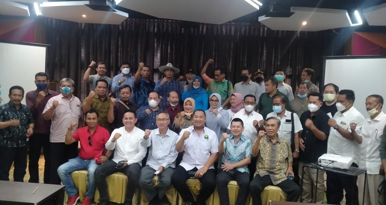 Tony Wayhudi bersama pengurus Pengcab PBSI se Jatim. (ist)