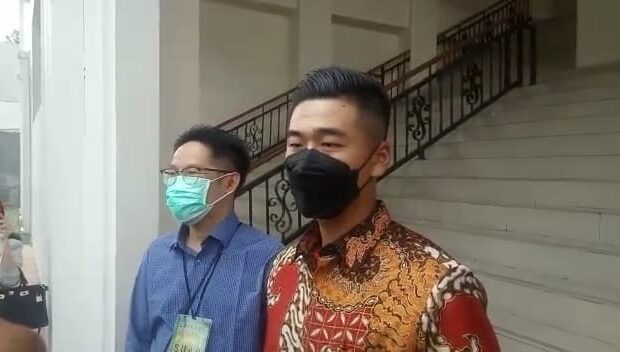Kuasa hukum dari pemegang saham PT SGP, ddvocat Billy Handiwiyanto mendatangi PN Surabaya (Foto / Metro TV)