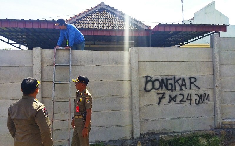 Kondisi rumah warga yang ditutup pagar beton oleh pengembang (Foto / Metro TV)