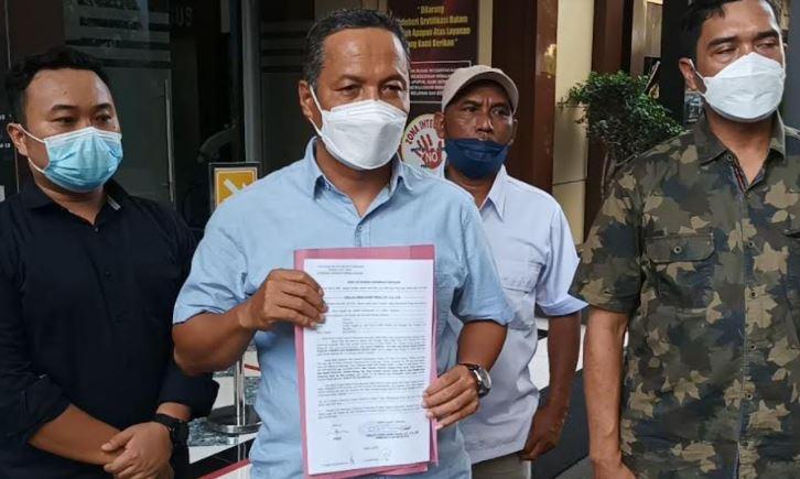 Wakil Ketua DPD Partai Gerindra Jatim, Hidayat menunjukkan surat laporan terhadap Edy Mulyadi ke Mapolda Jatim (Foto / Metro TV)