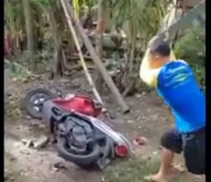 Motor milik pelaku pencurian dirusak warga. (metrotv)