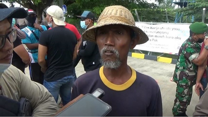 Salah satu warga kampung miliarder menuntut pekerjaan ke kantor Pertamina (Foto / Metro TV)