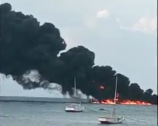 Kepulan asap dari kapal yang terbakar di Pelabuhan Gayam, Pulau Sapudi, Sumenep. (metrotv(
