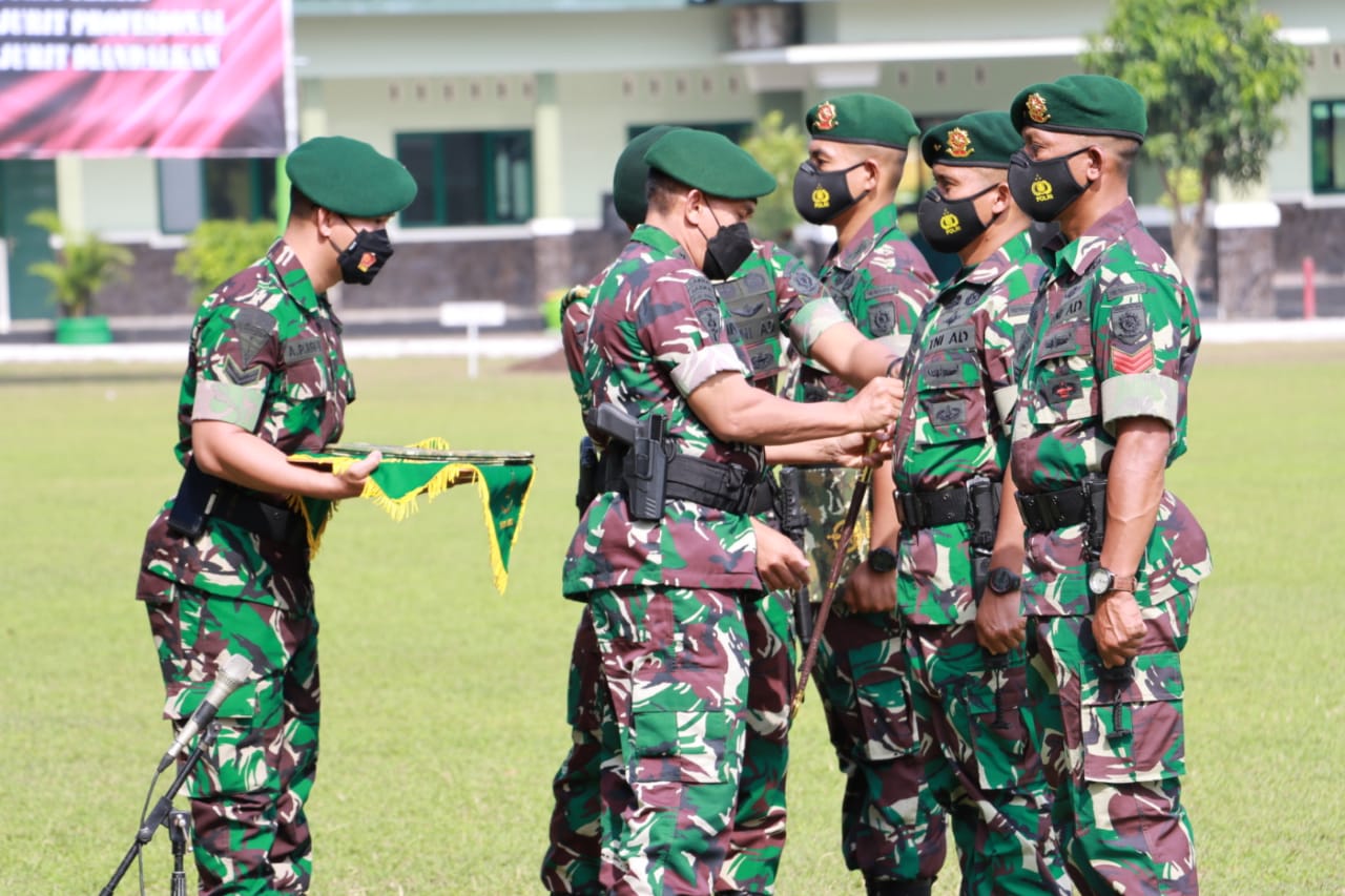 Penyematan pin Vira Cakti Yudha oleh Pangdivif 2 Kostrad, Mayjen TNI Andi Muhammad (Foto / Metro TV)