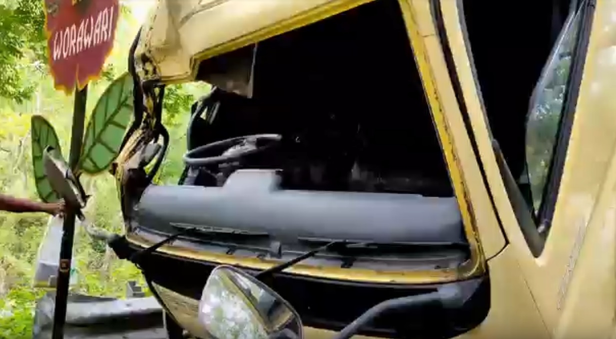 Rem Blong, Truk Angkut Keramik Terbalik