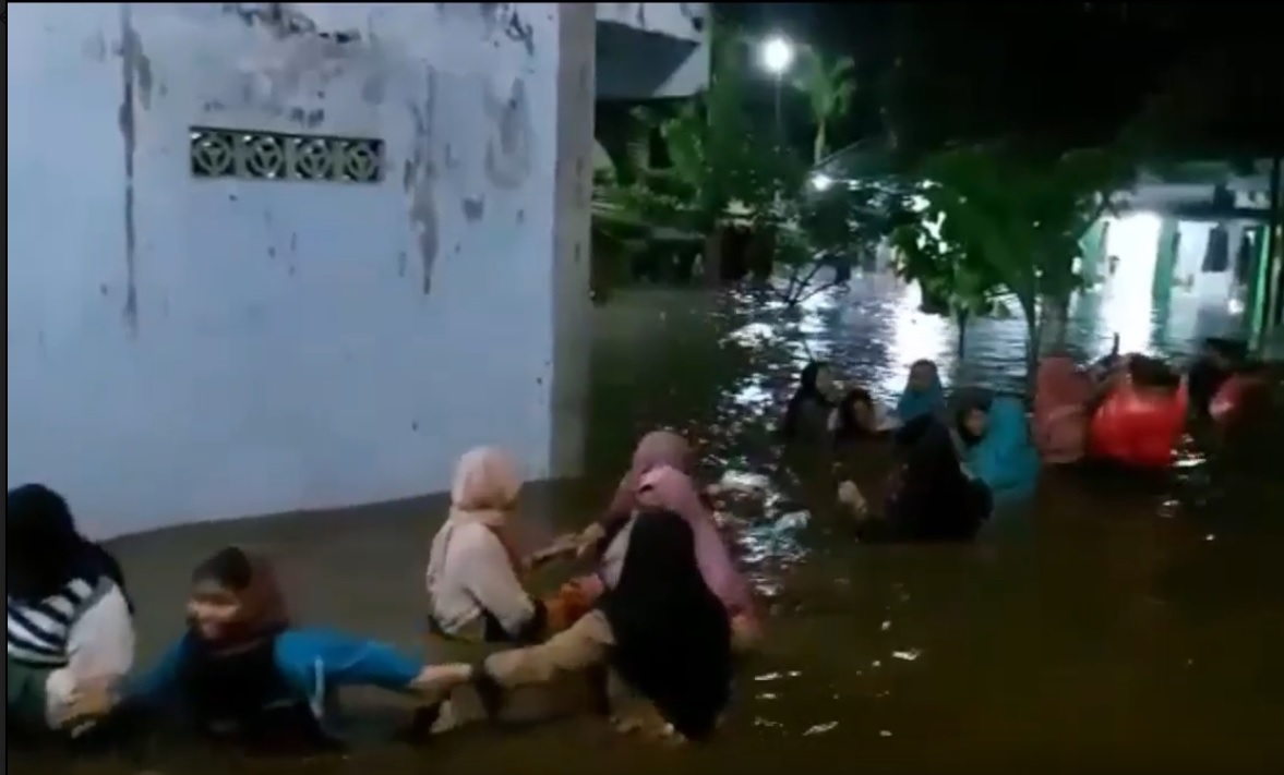 Mengungsi, Ratusan Santri Terjang Banjir Setinggi 1,5 Meter