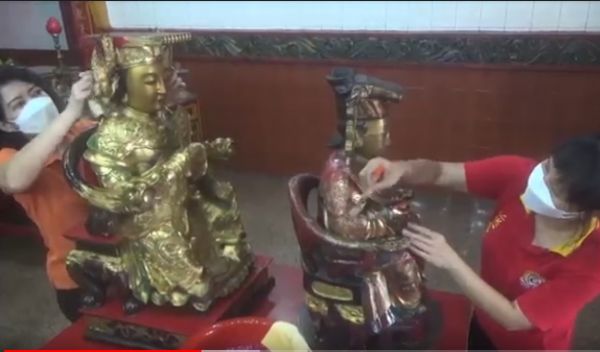 Jelang Imlek, Patung Berusia 200 Tahun di Klenteng Kediri Dimandikan