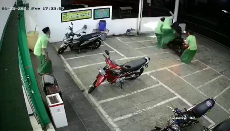 Tangkapan layar sejumlah santri mencoba menangkap pelaku curanmor di Pasuruan (Foto / Metro TV)