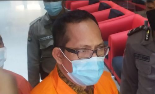 Hakim PN Surabaya Itong Isnaeni Hidayat membela diri di tengah-tengah konferensi pers penetapan tersangka (Foto / Medcom.id)
