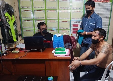 PS babak belur dimassa usai kedapatan mencuri pakaian (Foto / Metro TV)