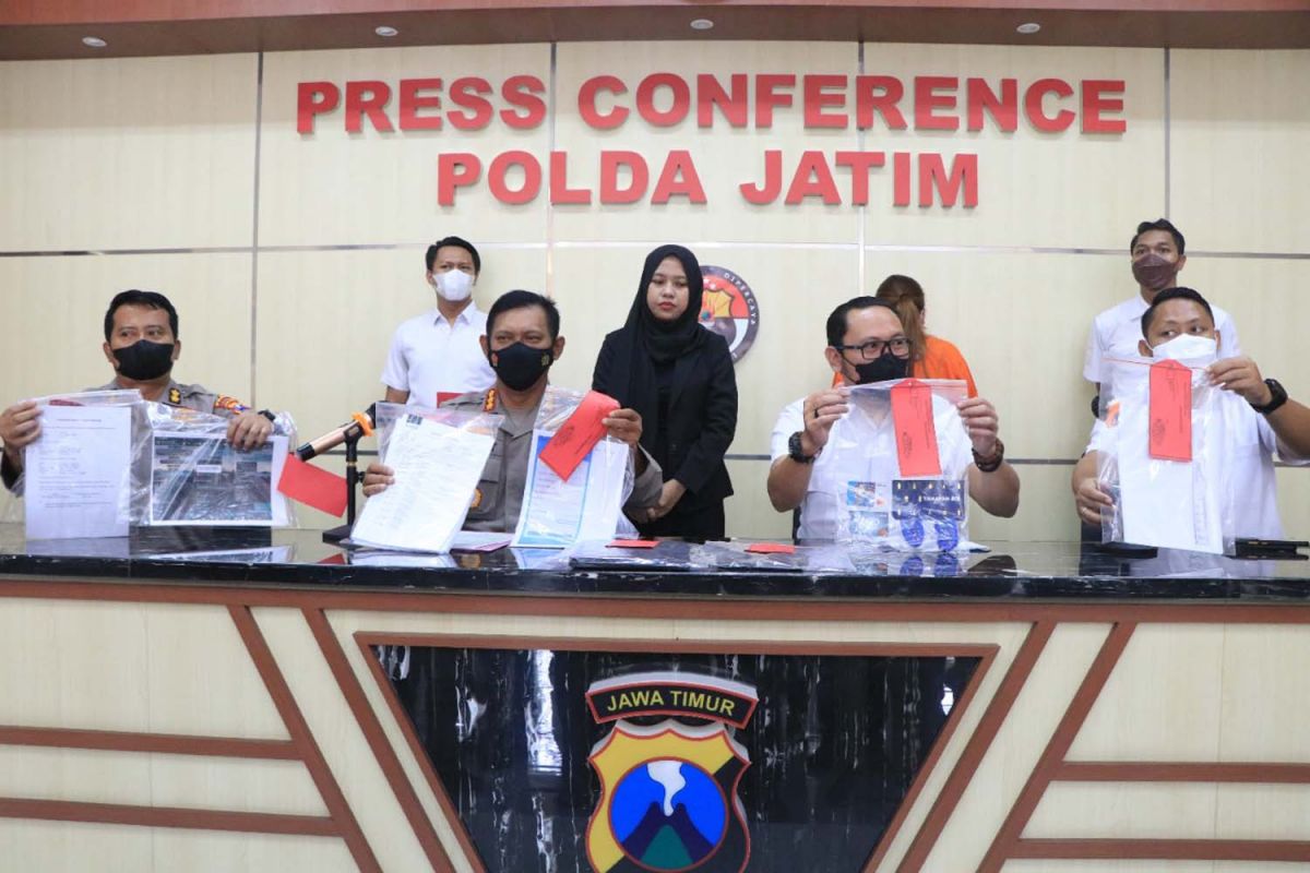 Kabid Humas Polda Jatim Gatot Repli Handoko menunjukkan barang bukti yang diamankan dari tersangka penipuan investasi alkes (Foto / Metro TV)