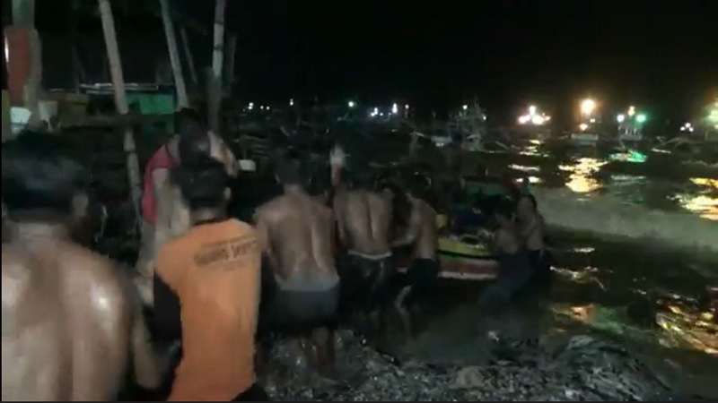 Puluhan nelayan di Tuban menyelamatkan perahu mereka yang tenggelam diterjang ombak tinggi hingga meter (Foto / Metro TV)