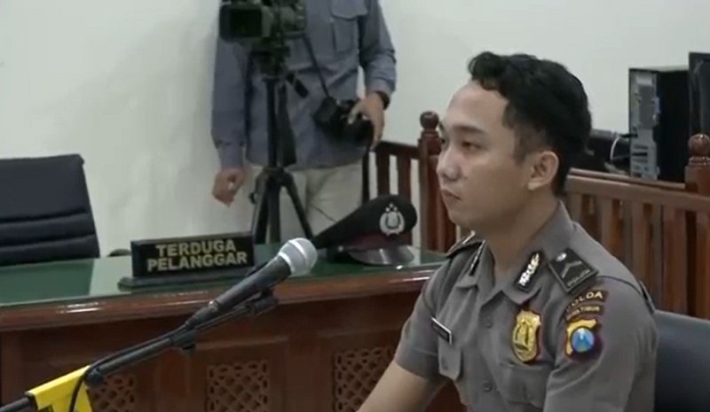  Bripda Randy Bagus Hari Sasongko saat menjalani sidang etik di Mapolda Jatim (Foto / Metro TV)