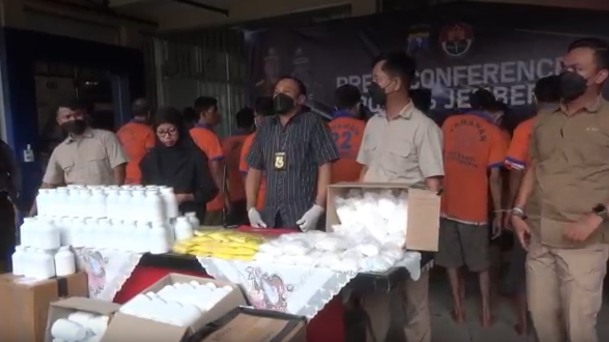 : Ratusan ribu pil koplo dan narkoba jenis sabu senilai hampir Rp1 miliar disita Polres Jember. (metrotv)