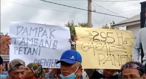 Aksi demo warga dan petani di area tambang pasir Sungai Pancar Glagas, Probolinggo. (metrotv)