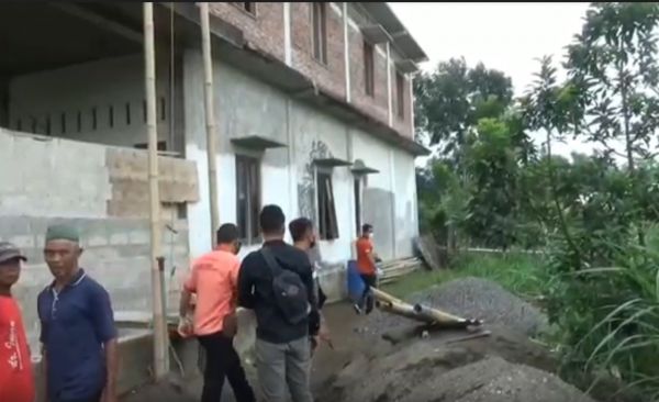 Pekerja Bangunan Tewas Terjatuh dari Atap Rumah