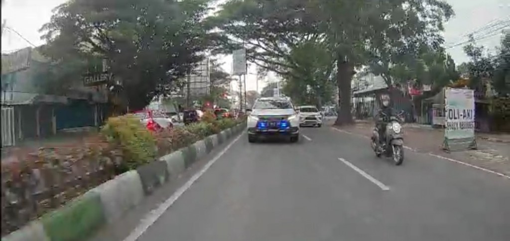 Tangkapan layar mobil Pajero memakai lampu strobo dan rotator di Malang, Jawa Timur. Medcom.id/ Daviq Umar Al Faruq