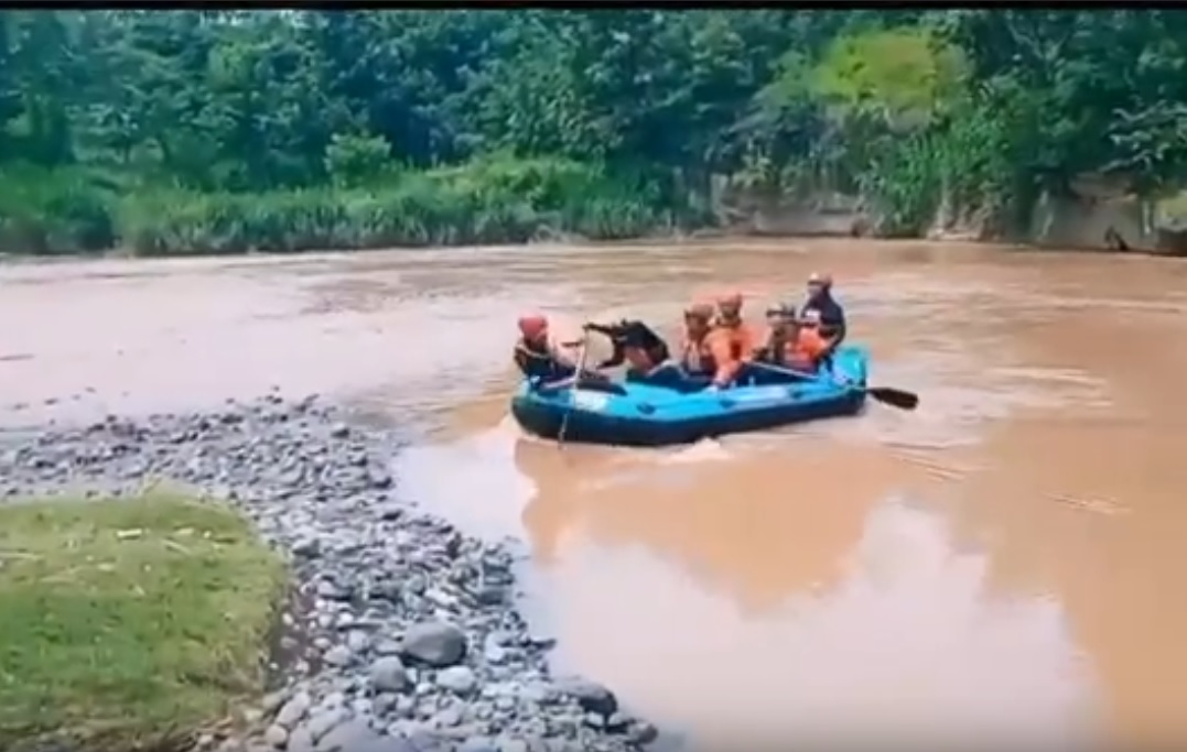 Tim SAR Gabungan menyisir lokasi hilangnya seorang pemancing di Bondowoso. (metrotv)