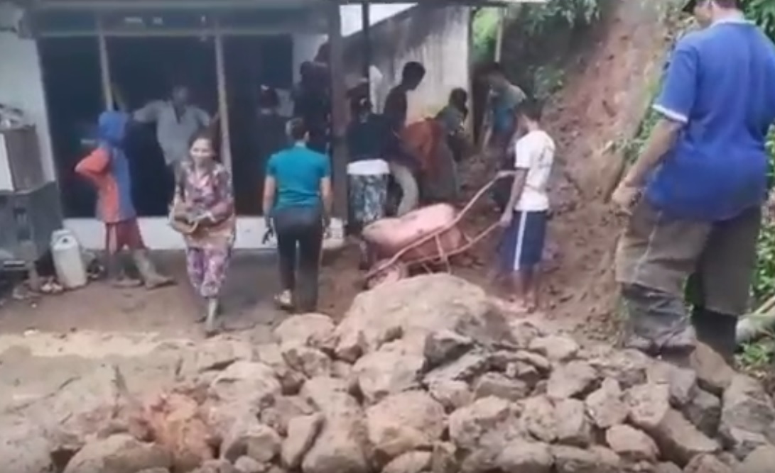 2 Rumah Warga Rusak Tertimpa Longsor dan Pohon Tumbang