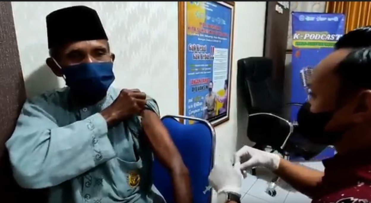 Calon Jamaah Haji asal Lamongan mengikuti vaksinasi booster di Dinas Kesehatan. (metrotv)