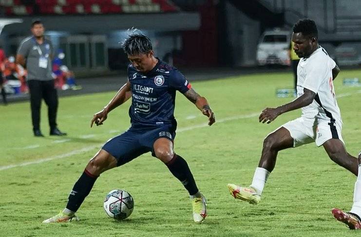 Gasak Persipura, Arema Kembali ke Puncak