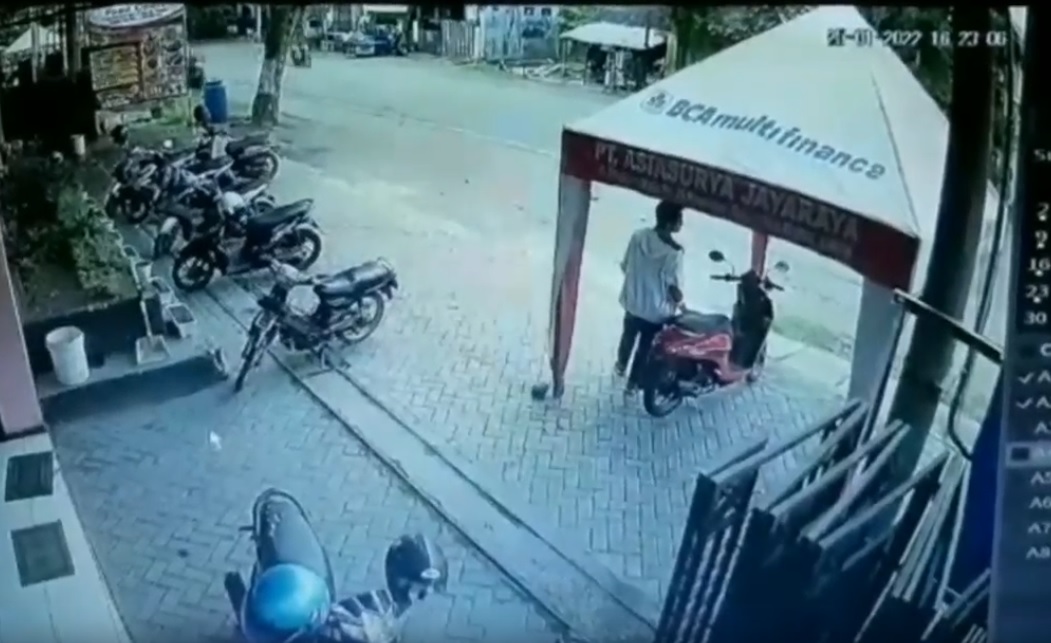 Aksi pencurian di dealer motor yang dilakukan salesnya terekam CCTV/metrotv