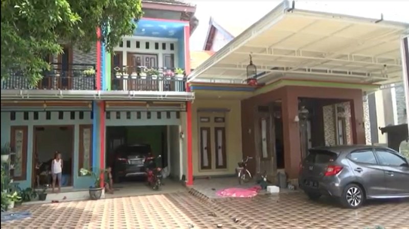 Rumah megah salah satu warga di Desa Sumurgeneng yang memperoleh ganti rugi  proyek kilang minyak GRR Tuban (Foto / Metro TV)